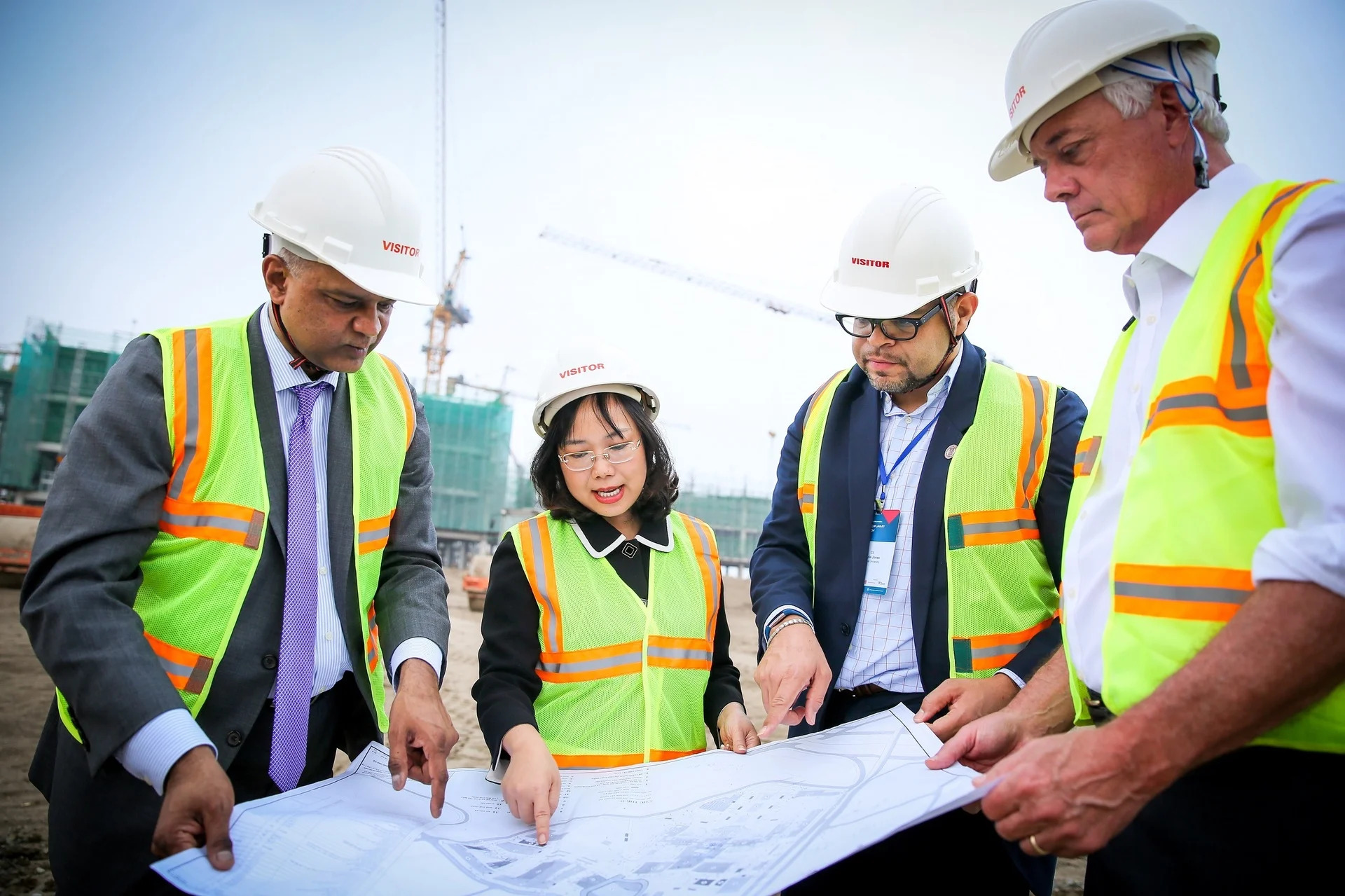 Năm 2019, GS Glen Gaulton trực tiếp kiểm tra tiến độ công trường xây dựng VinUni.
