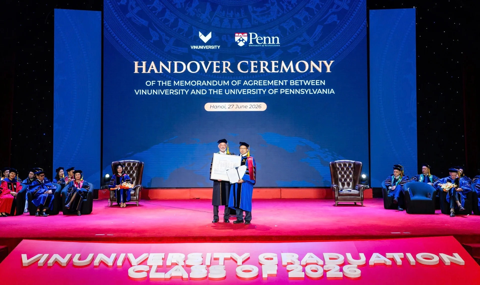 Năm 2026, GS Glen thay mặt Hiệu trưởng U Penn trao thỏa thuận hợp tác giai đoạn mới – đồng kiến tạo – đồng phát triển cho VinUni
